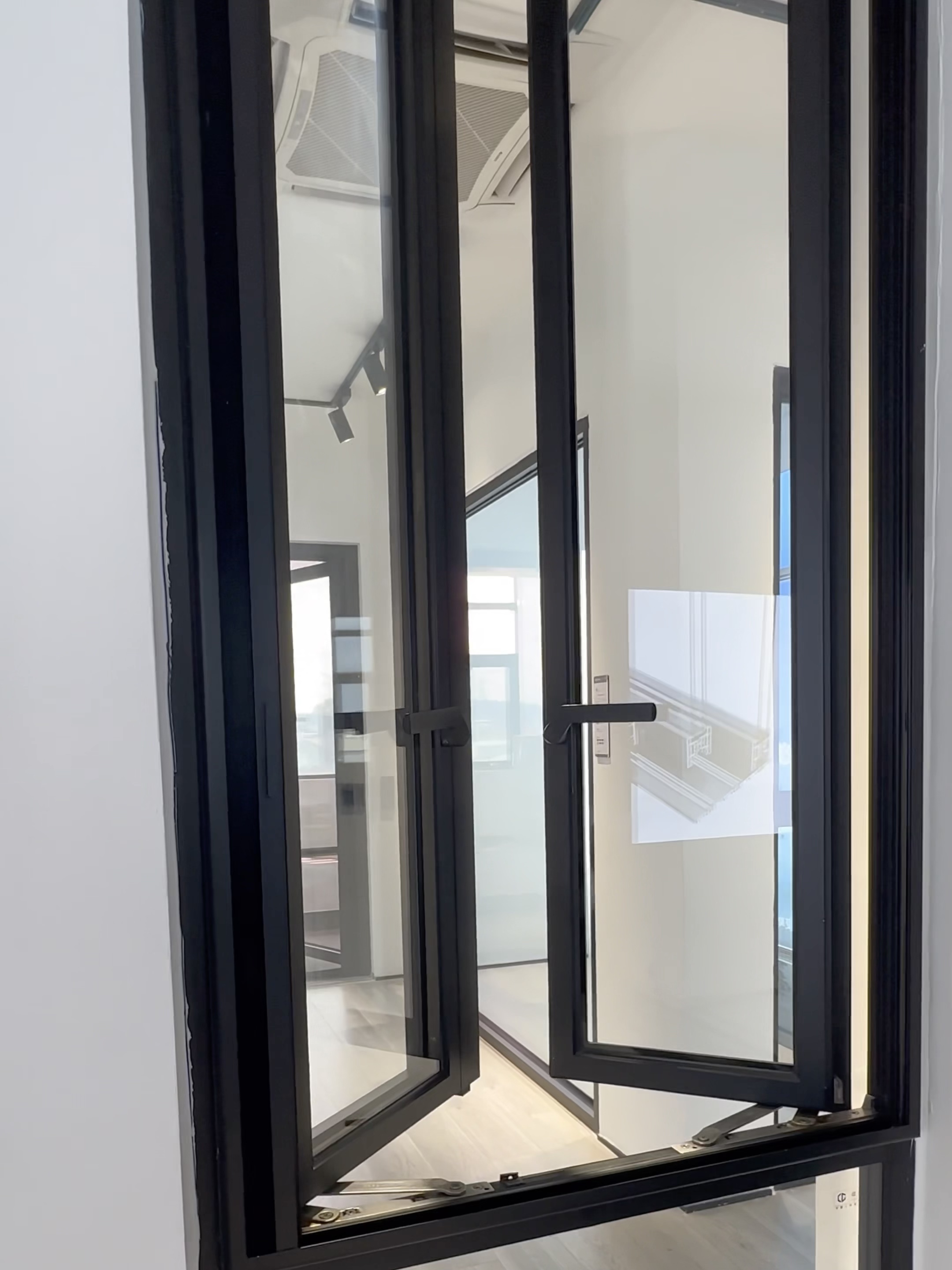 Slim aluminum window design