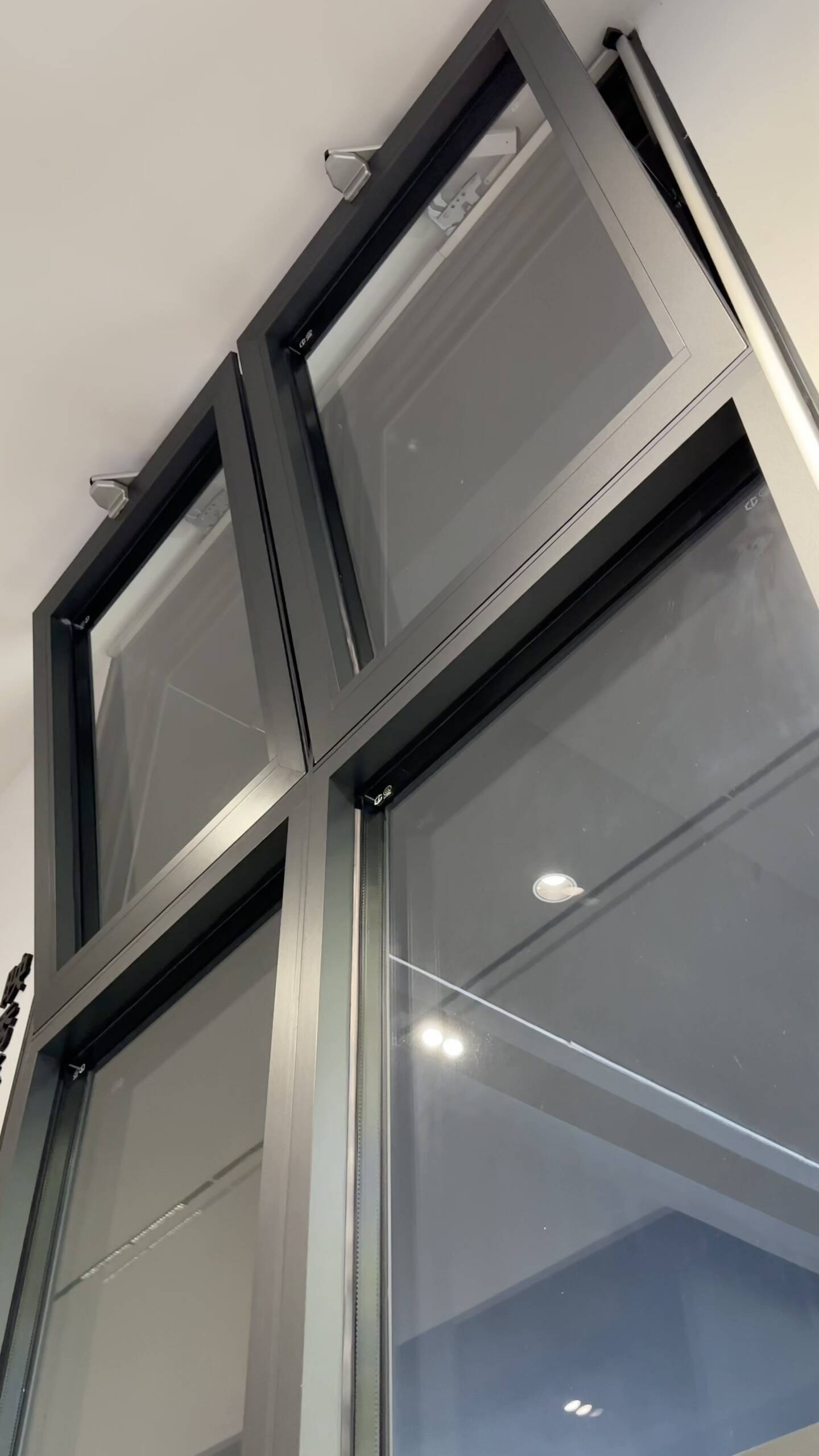 EW 88窗户手摇操作机构特写,展示其便捷性。